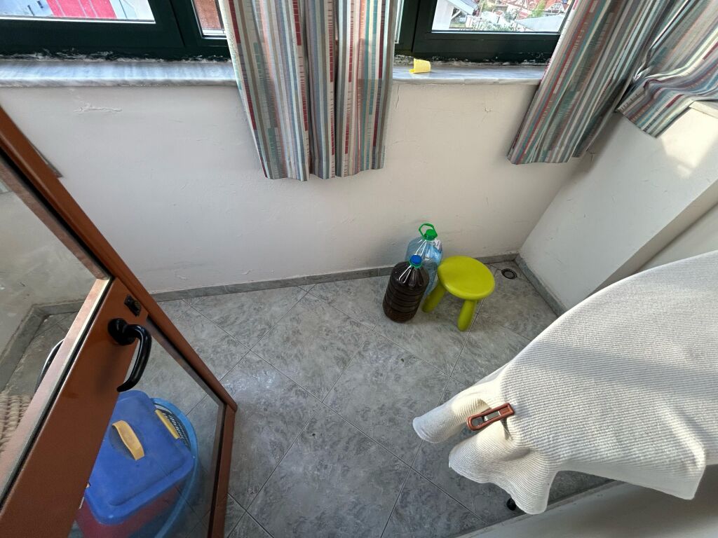 Affittasi appartamento 1+1  Indirizzo: Di fronte a Deliorgji scuola Albanet  5° piano senza ascensore  Arredato  Prezzo: 40.000 lek