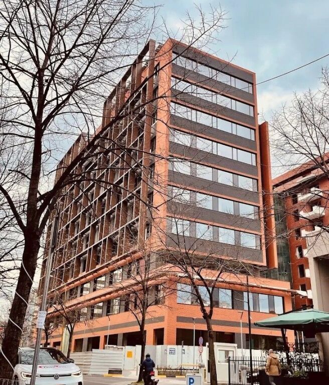 🏢 Spazio Commerciale in Affitto – Complesso Delijorgji
