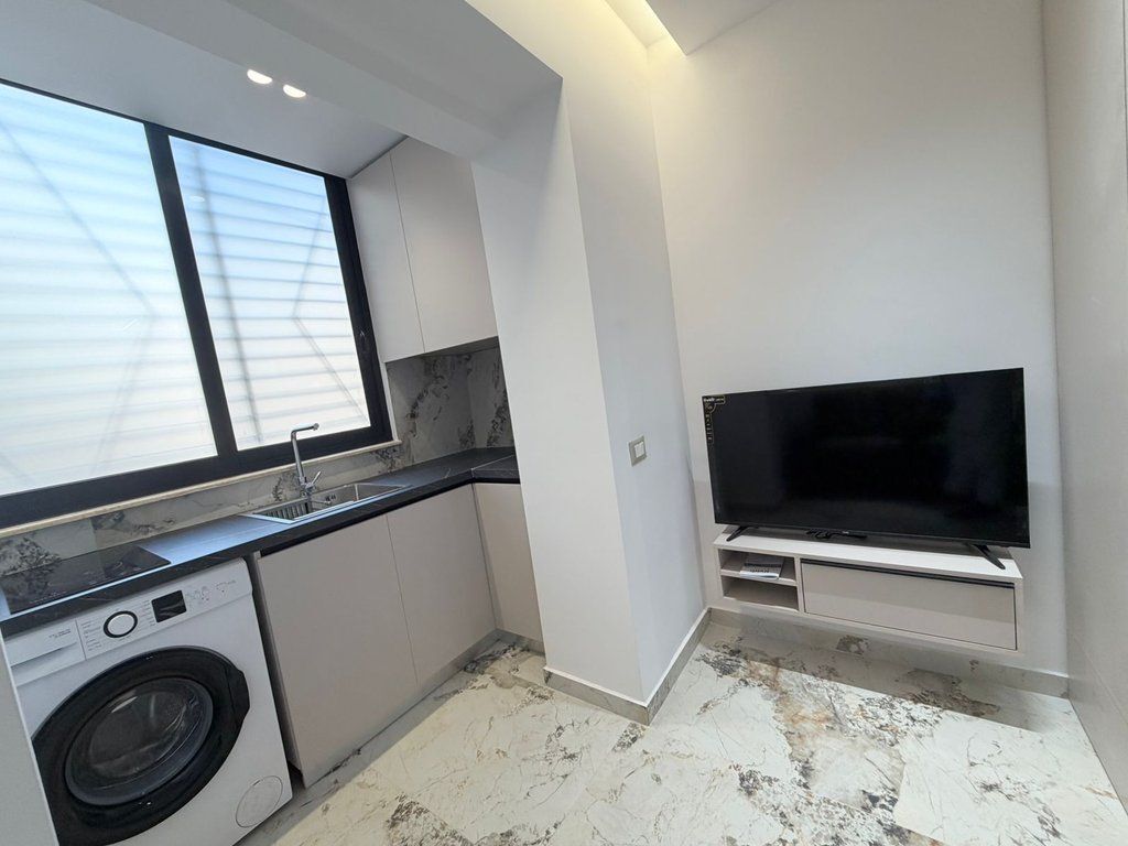 Mylslym Shyri, Selling 2 studios