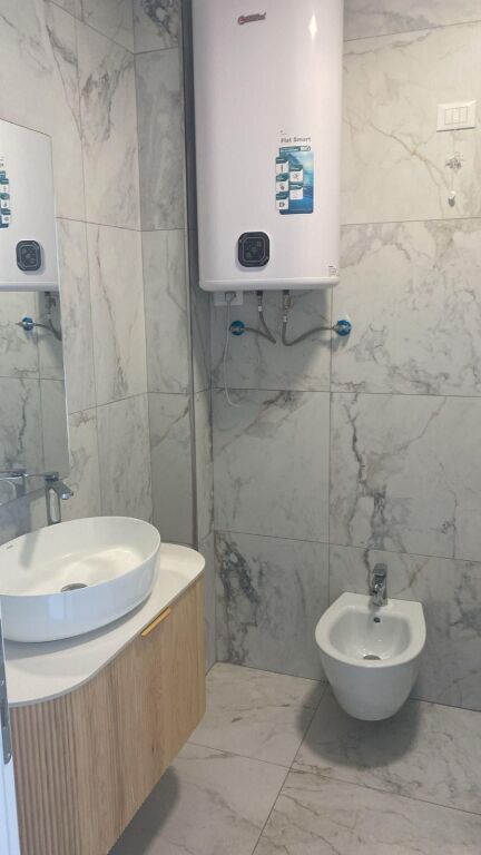Jepet me qera zyre 3+1+2 tek Lake View
