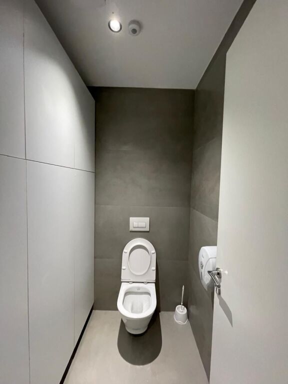 🏢 Spazio Commerciale Premium in Affitto – Complesso Delijorgji