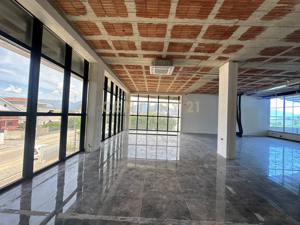 Jepet me qira ambient komercial 3-katësh në Kamëz – ideal për biznese të ndryshme !!