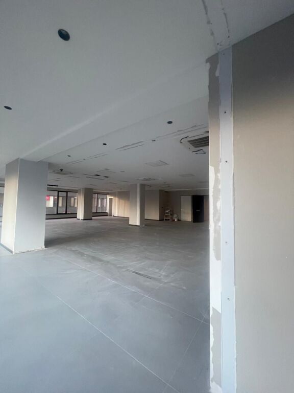 🏢 Spazio Commerciale in Affitto – Complesso Delijorgji
