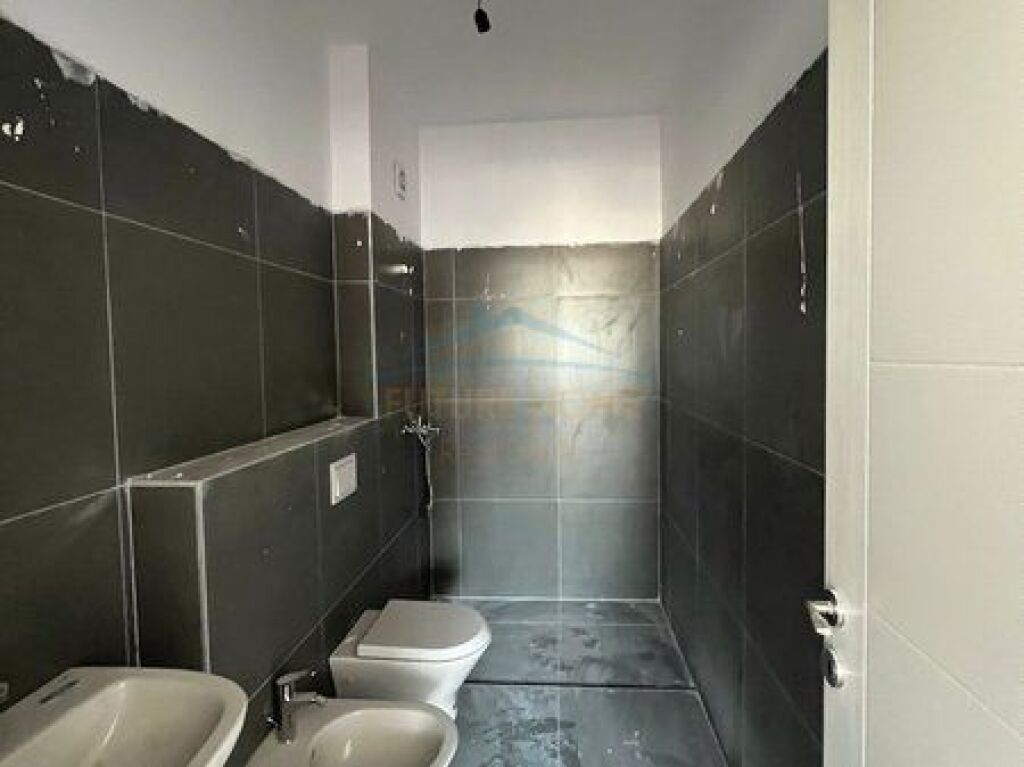 Shitet, Apartament 2+1+2+ Post Parkim, Rruga Sadik Petrela, Kompleksi ASL 2