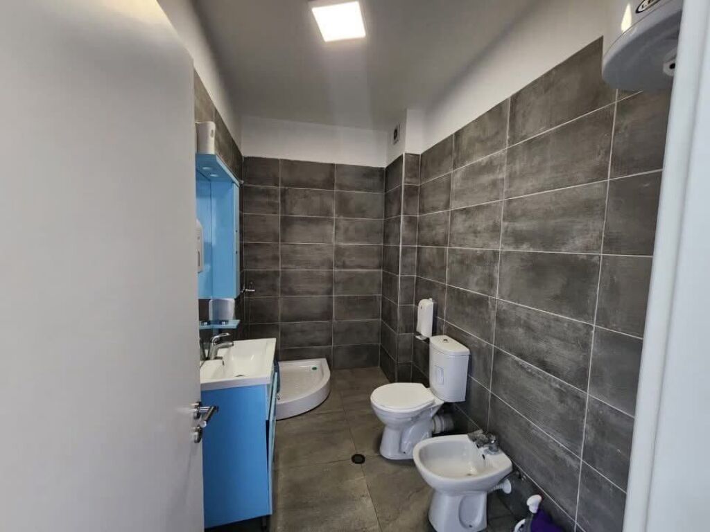 🏢 Ufficio in affitto presso 📍Stadio Dinamo💰 80.000 Lek/mese (netto)