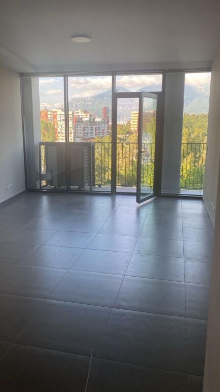 Jepet me qera zyre 3+1+2 tek Lake View