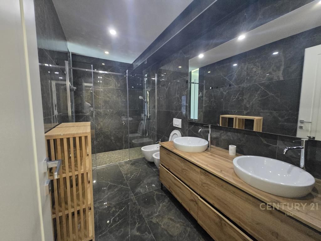 Villa con piscina in affitto a Kodra e Diellit 2!
