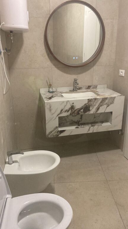 Jepet me qera zyre 3+1+2 tek Lake View
