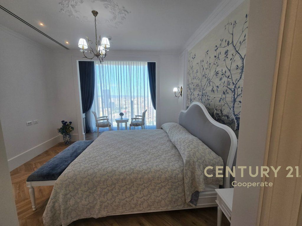 Shitet apartament 2+1+2 në Downtown One, Tiranë