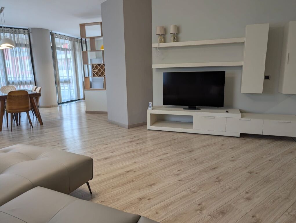 APPARTAMENTO 3+1+3 PIÙ PARCHEGGIO IN AFFITTO VICINO A NOBIS!
