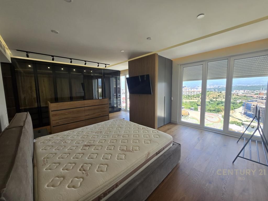 Villa with pool for rent in Kodra e Diellit 2.