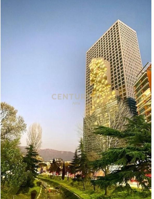 Locale commerciale in affitto a Downtown One, Tirana.