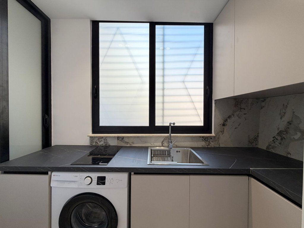 Mylslym Shyri, Selling 2 studios