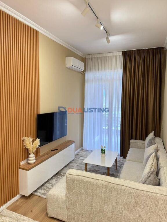 JEPET ME QIRA APARTAMENT 1+1 Xhamia, Kopshti Botanik!