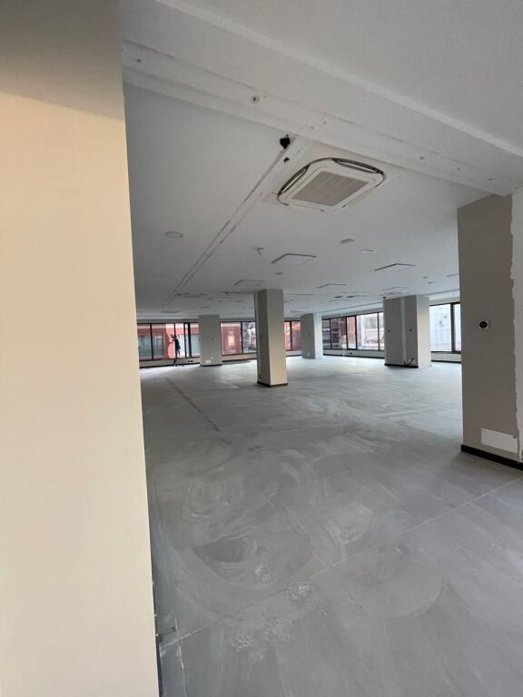 🏢 Spazio Commerciale in Affitto – Complesso Delijorgji