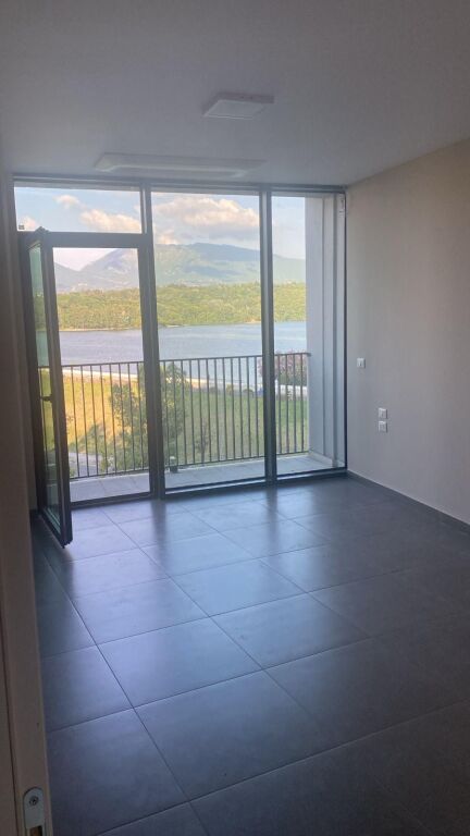 Jepet me qera zyre 3+1+2 tek Lake View