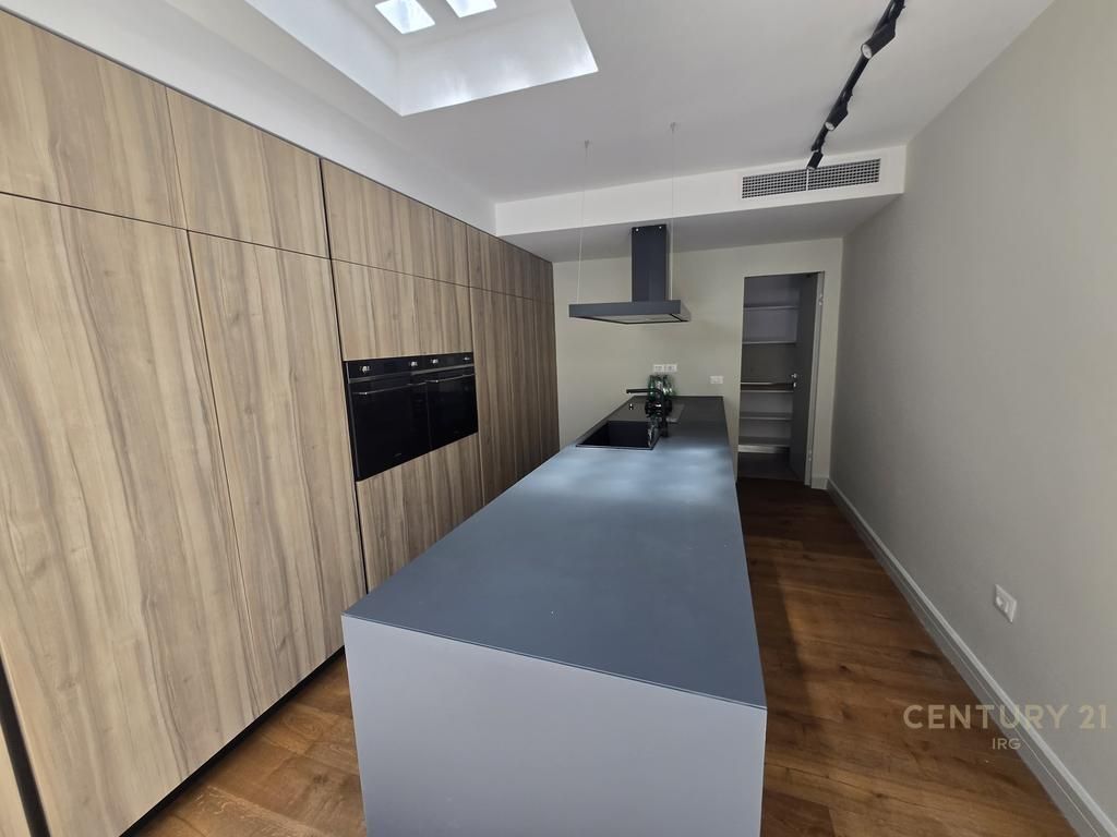 Villa con piscina in affitto a Kodra e Diellit 2!