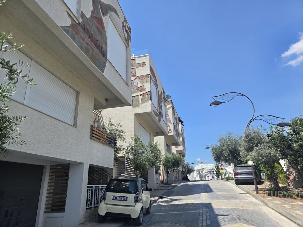 Villa con piscina in affitto a Kodra e Diellit 2!