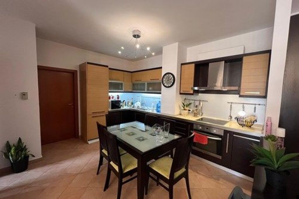 Apartament 2+1+2 ne shitje tek Komuna se Parisit.