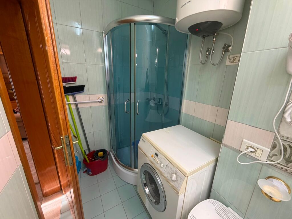 Jepet me qera 1+1 te Komuna e Parisit