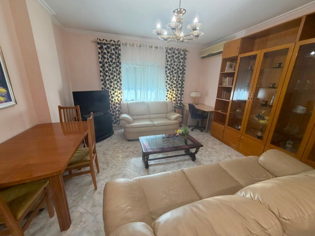 Jepet me qera 1+1 te Komuna e Parisit