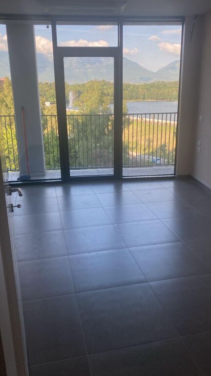 Jepet me qera zyre 3+1+2 tek Lake View