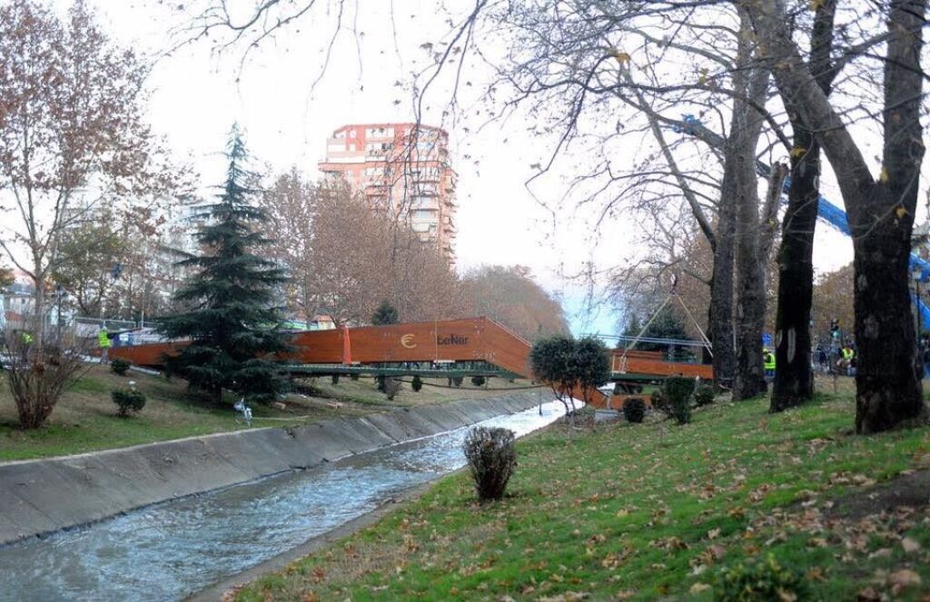Shitet ambient zyre te Lulishte Cajupi perballe ish Ekspozita