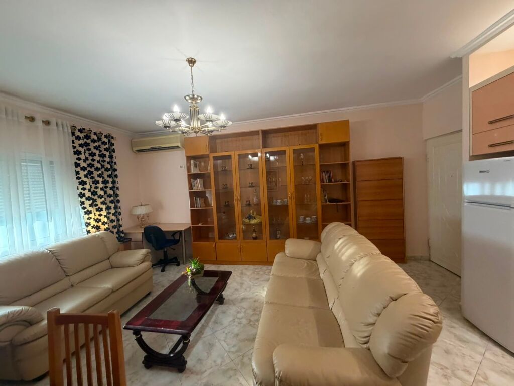 Jepet me qera 1+1 te Komuna e Parisit