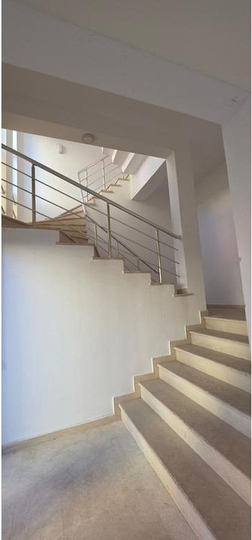 DELIJORGJI, VIA "KAVAJËS", EDIFICIO DI 4 PIANI IN AFFITTO! 13.500 € /Mese