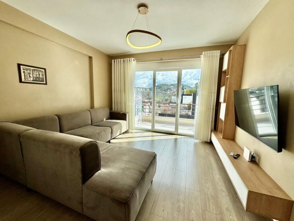 Shitet Apartament 2+1+2