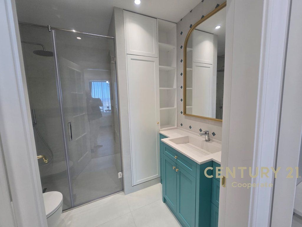 Shitet apartament 2+1+2 në Downtown One, Tiranë