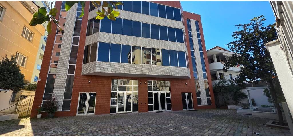 DELIJORGJI, VIA "KAVAJËS", EDIFICIO DI 4 PIANI IN AFFITTO! 13.500 € /Mese