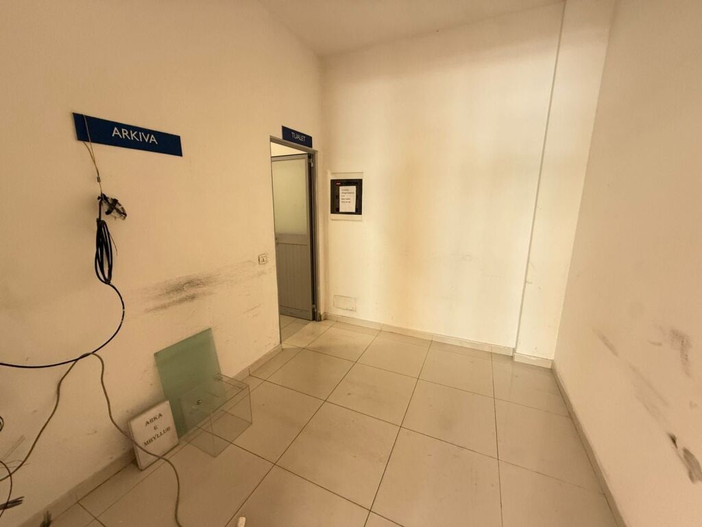 Dyqan Me Qera Tek Komuna e Parisit (ID BD21911) Tirane