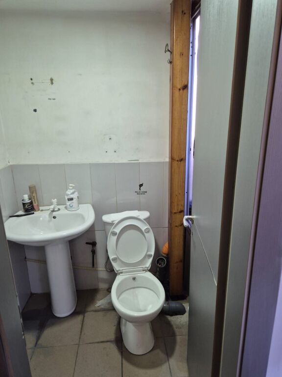 OFFICE FOR RENT 154 M2 KAVAJES STREET 90,000 LEKE FH-79256