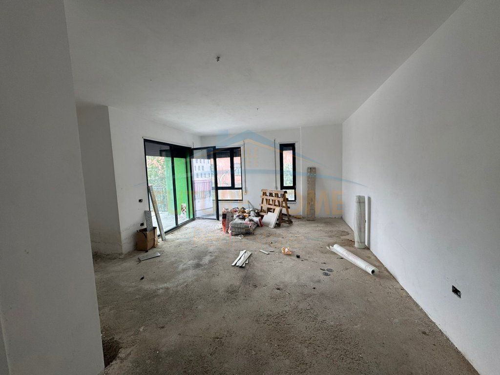 Shitet, Apartament 2+1+2, 5 Maj, Tirane.