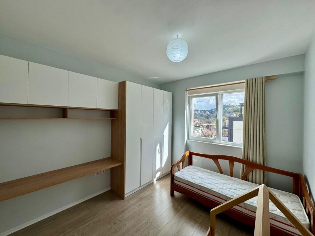 Shitet Apartament 2+1+2