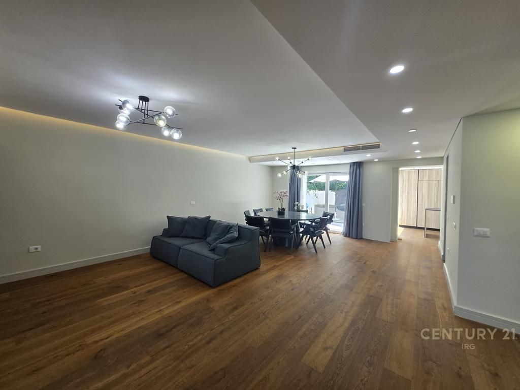 Villa with pool for rent in Kodra e Diellit 2.