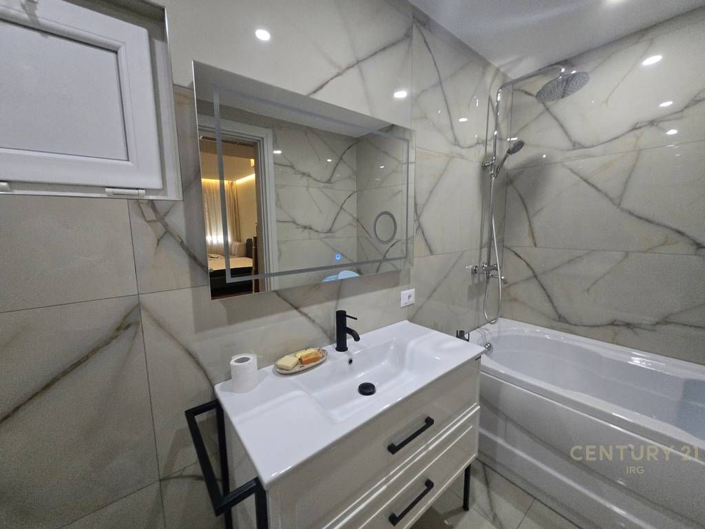 Villa con piscina in affitto a Kodra e Diellit 2!