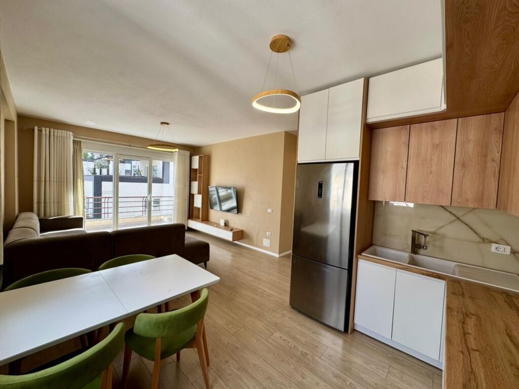 Shitet Apartament 2+1+2