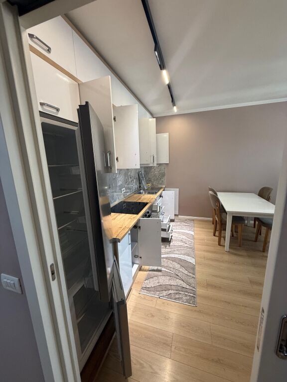 Jepet me Qira Apartament 1+1+Post Parkimi Pallati Eglos te mbikalimi i Astirit