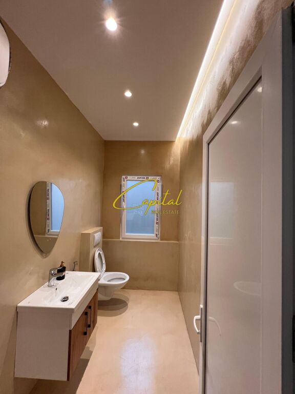 AMBIENT BIZNESI ME QIRA 150 M2 LIQENI I THATE 180.000 LEKE