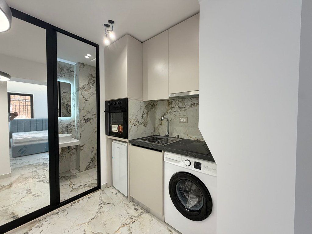 Mylslym Shyri, Selling 2 studios