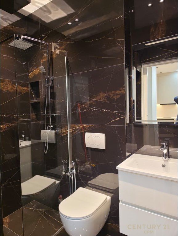 Apartament 1+1+P për Qira tek Ish Blloku, Tiranë - 750€