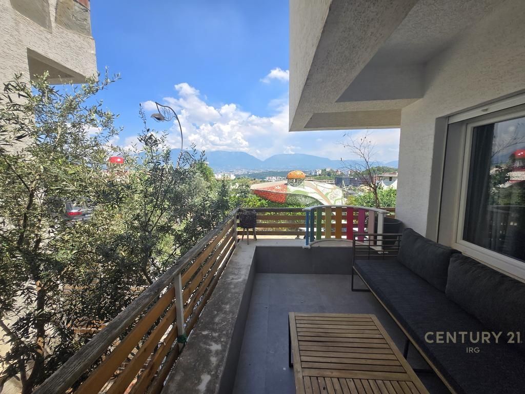 Villa with pool for rent in Kodra e Diellit 2.