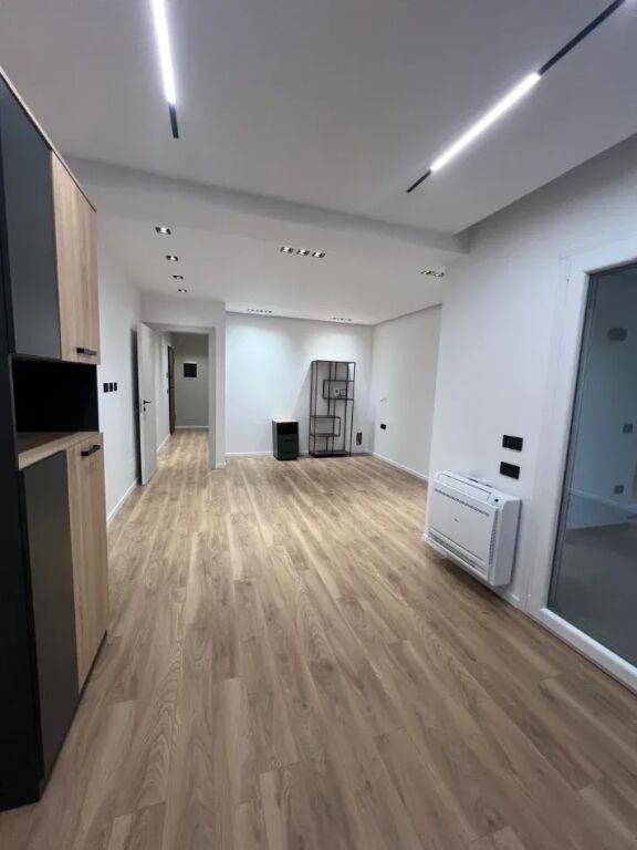 Ufficio in Affitto presso il Lago Secco (ID BZ2991) Tirana