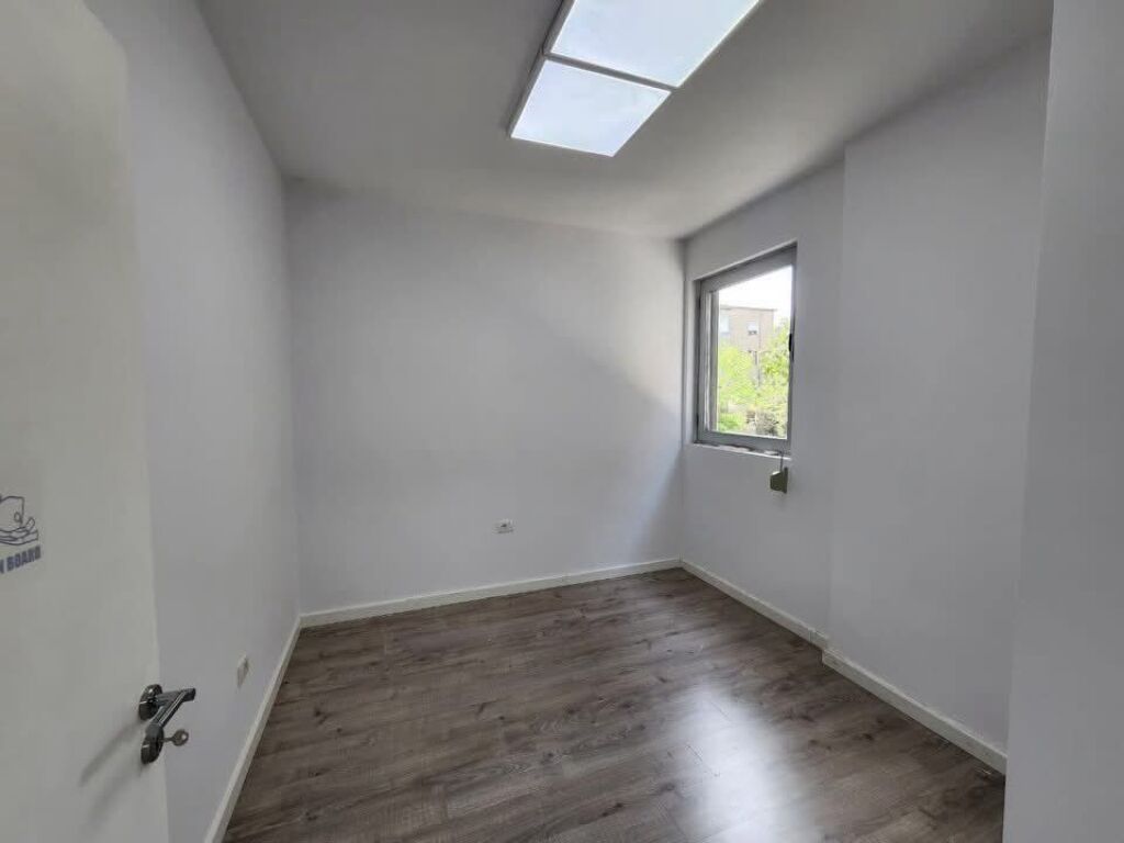 🏢 Ufficio in affitto presso 📍Stadio Dinamo💰 80.000 Lek/mese (netto)