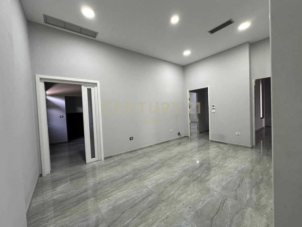 Jepet me qira ambient komercial 3-katësh në Kamëz – ideal për biznese të ndryshme !!