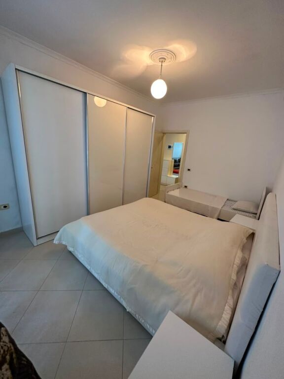 Apartament 1+1, Astir!