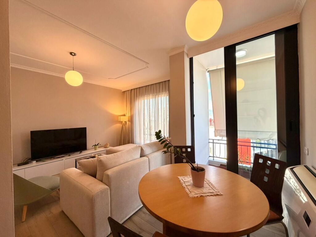 🏢 In Affitto: Attico (Penthouse) 📍Rr. Kosovareve - Zona Lago (Uni Barleti) 2+1+2 Balconi &amp; Terrazza utilizzabile | 1.500€/mese