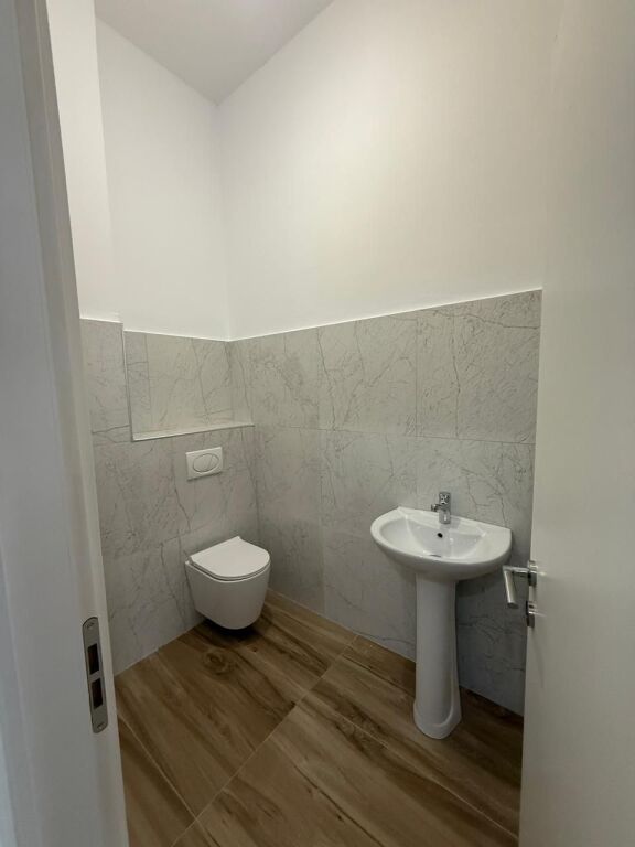 JEPET ME QERA AMBIENT BIZNESI PRANE DONIKA CENTER, TIRANE
